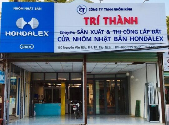 bảng hiệu nhôm kính đẹp ấn tượng