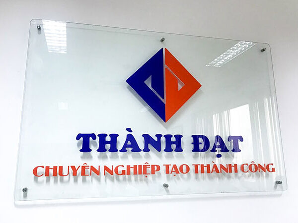 Bảng hiệu mica dán decal màu