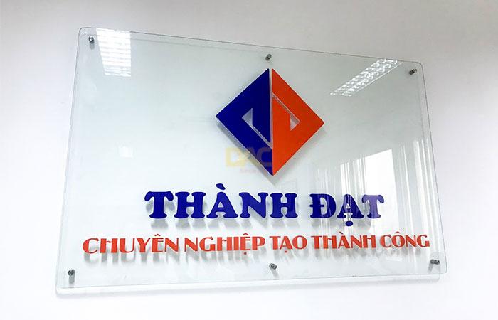 Mẫu bảng hiệu mica dán decal màu