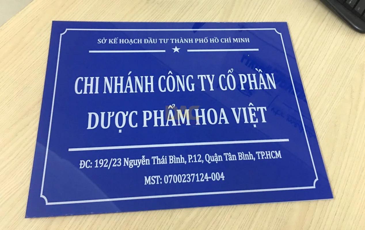 Mẫu ứng dụng bảng hiệu mica dán decal màu làm biển tên công ty