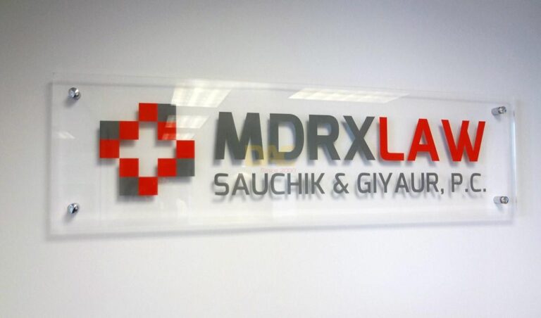 Bảng hiệu mica dán decal trong in ngược