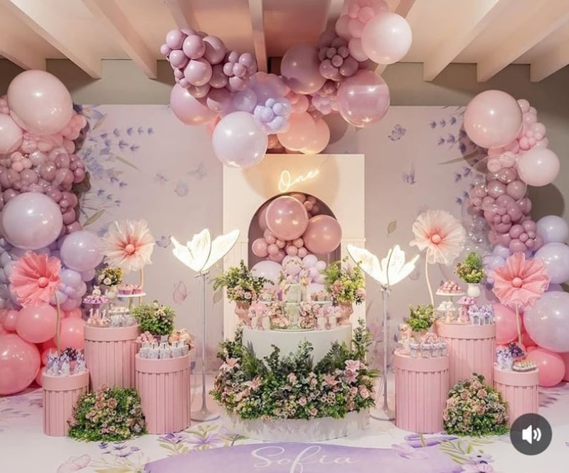 Background sinh nhật màu hồng cho bé gái