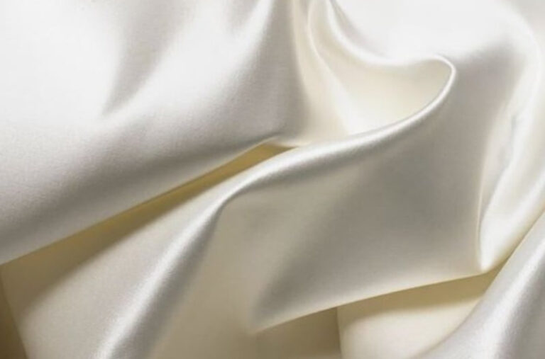 Vải silk trong in ấn quảng cáo: Đặc tính và ứng dụng phổ biến