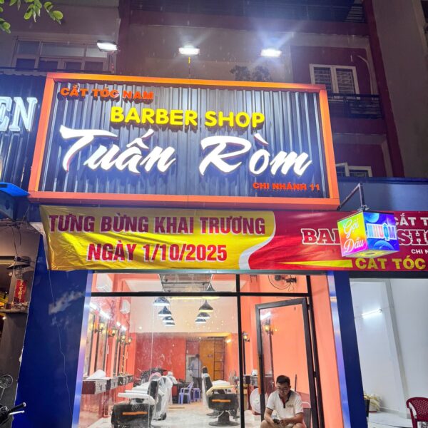 Tuấn Ròm Barber – Bảng hiệu chữ nổi