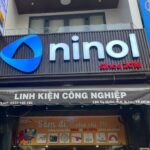 Bảng Hiệu Mica + Dán Decal Chữ Nổi NINOL – Thi Công Trọn Gói