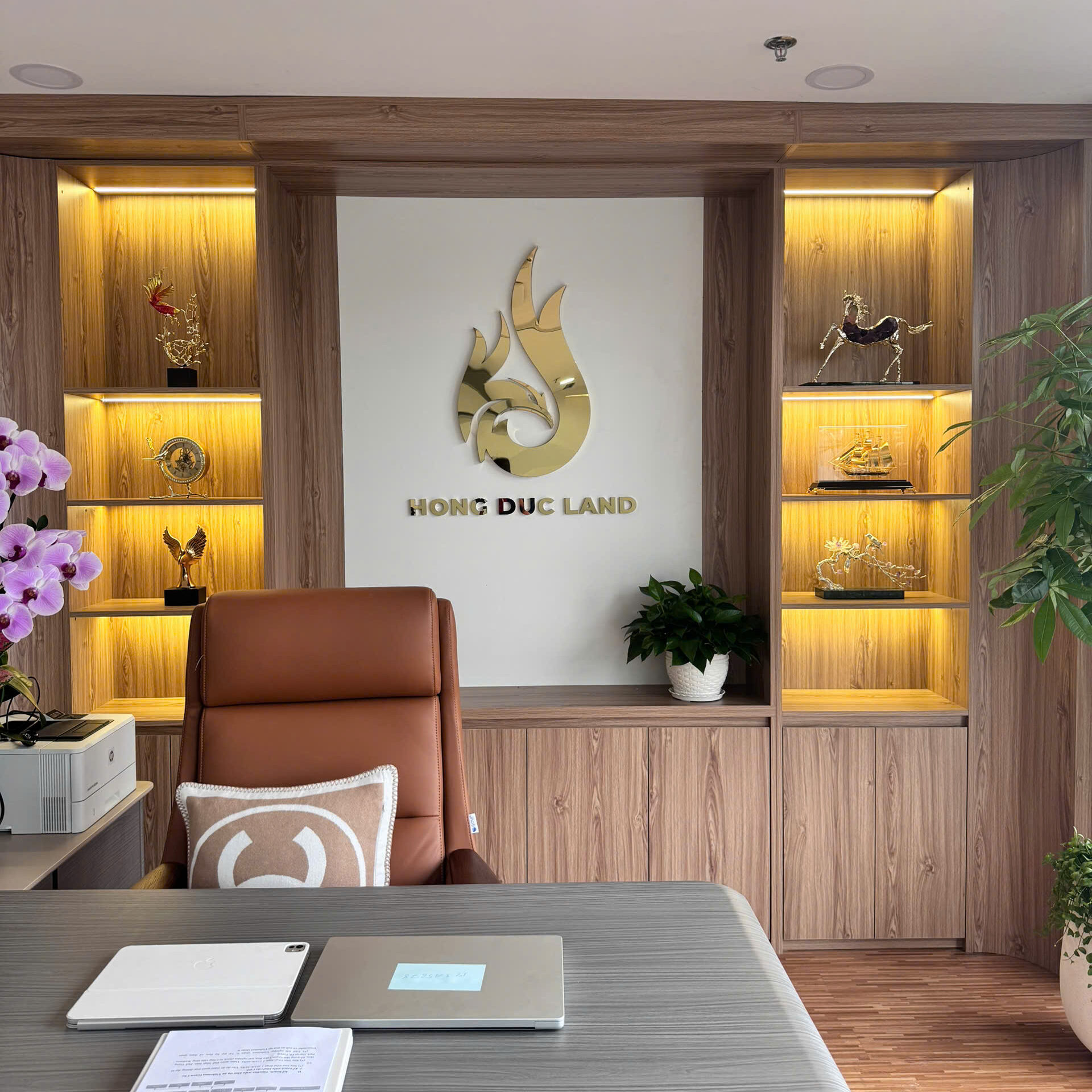 z7257416887172_f604a9ff1df94749797a5dc29067b773 (1) LOGO CHỮ NỔI INOX VÀNG GƯƠNG - HỒNG ĐỨC LAND - Ảnh 1