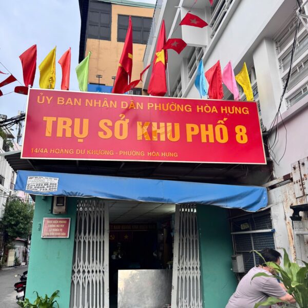 Trụ sở Khu phố 8 – Bảng hiệu Mica