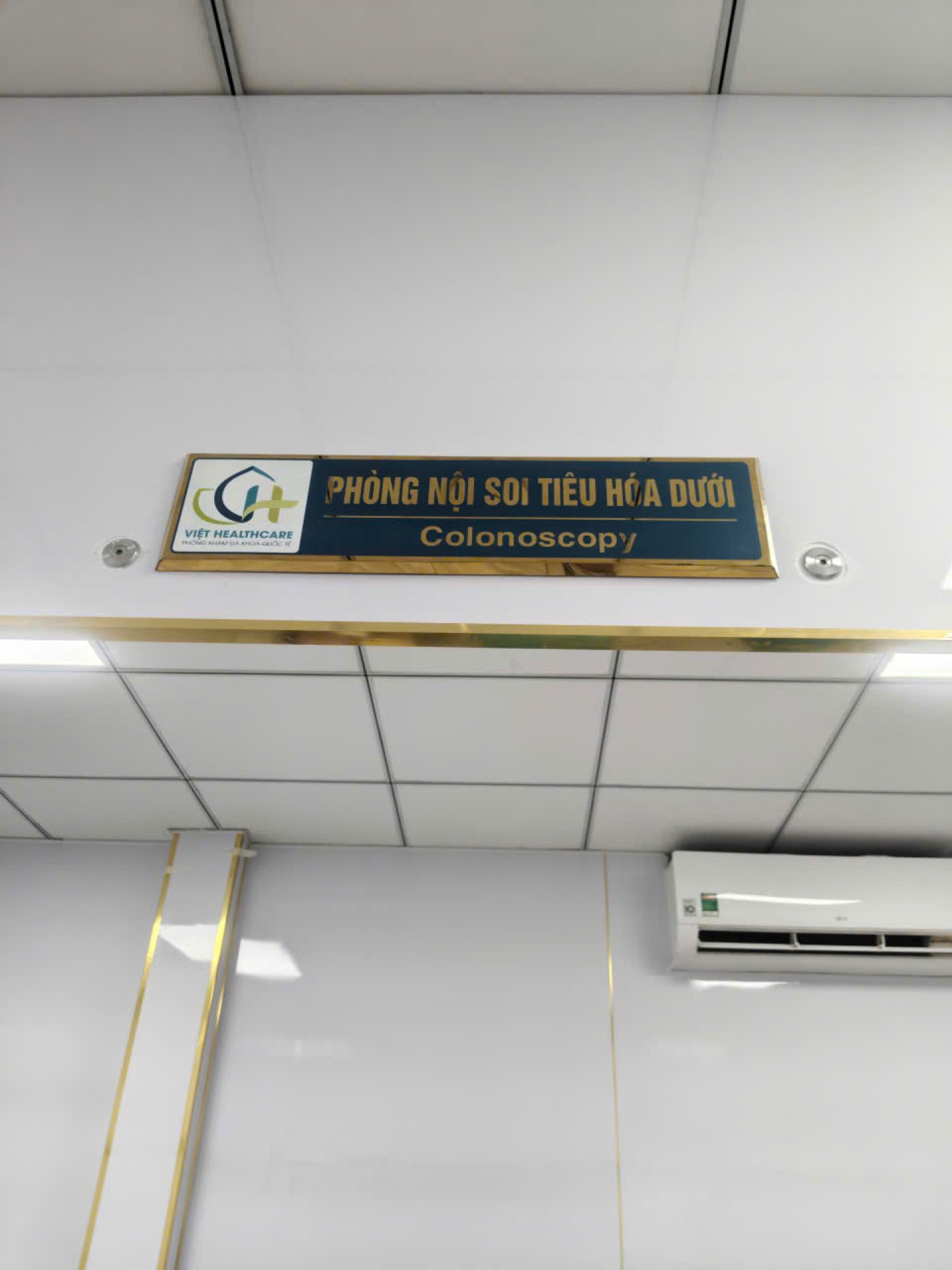 Việt Healthcare – Bộ bảng hiệu & decal