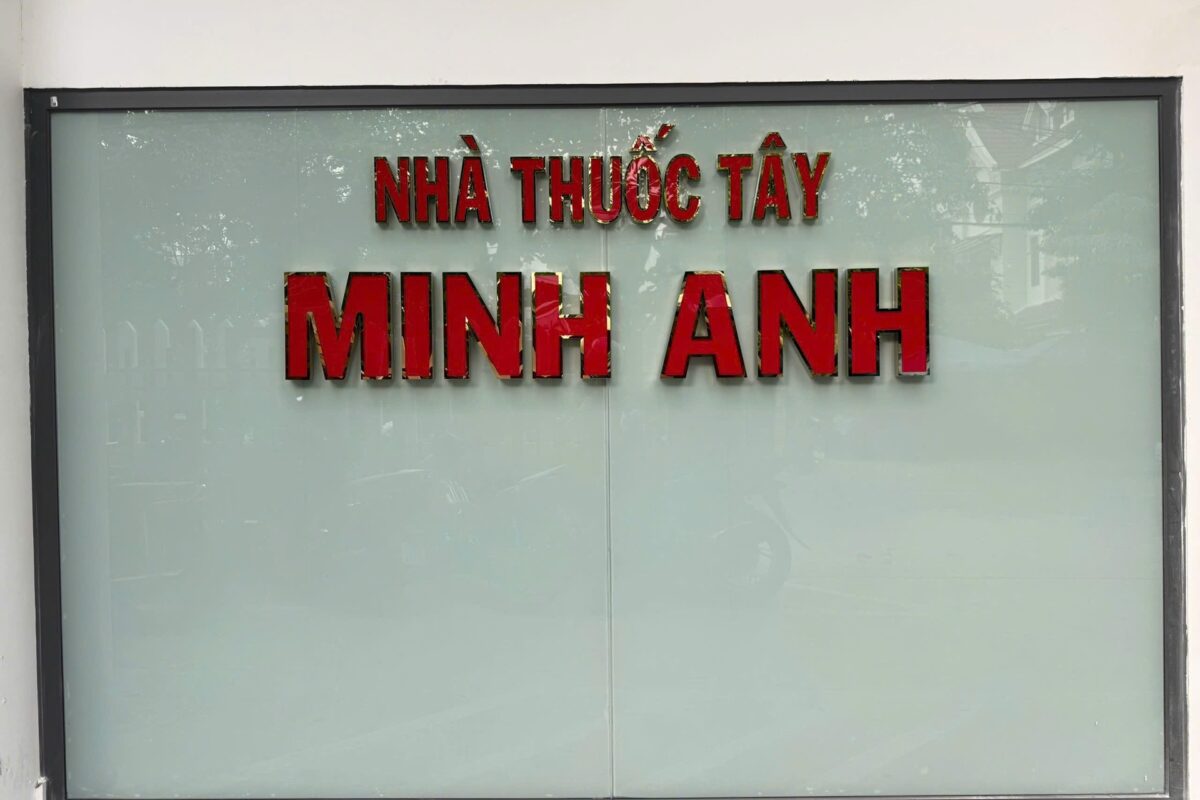 Bảng hiệu nhà thuốc Minh Anh trên mặt tiền