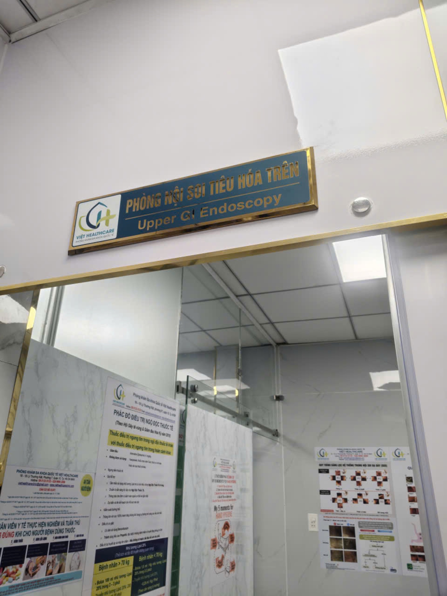 Việt Healthcare – Bộ bảng hiệu & decal