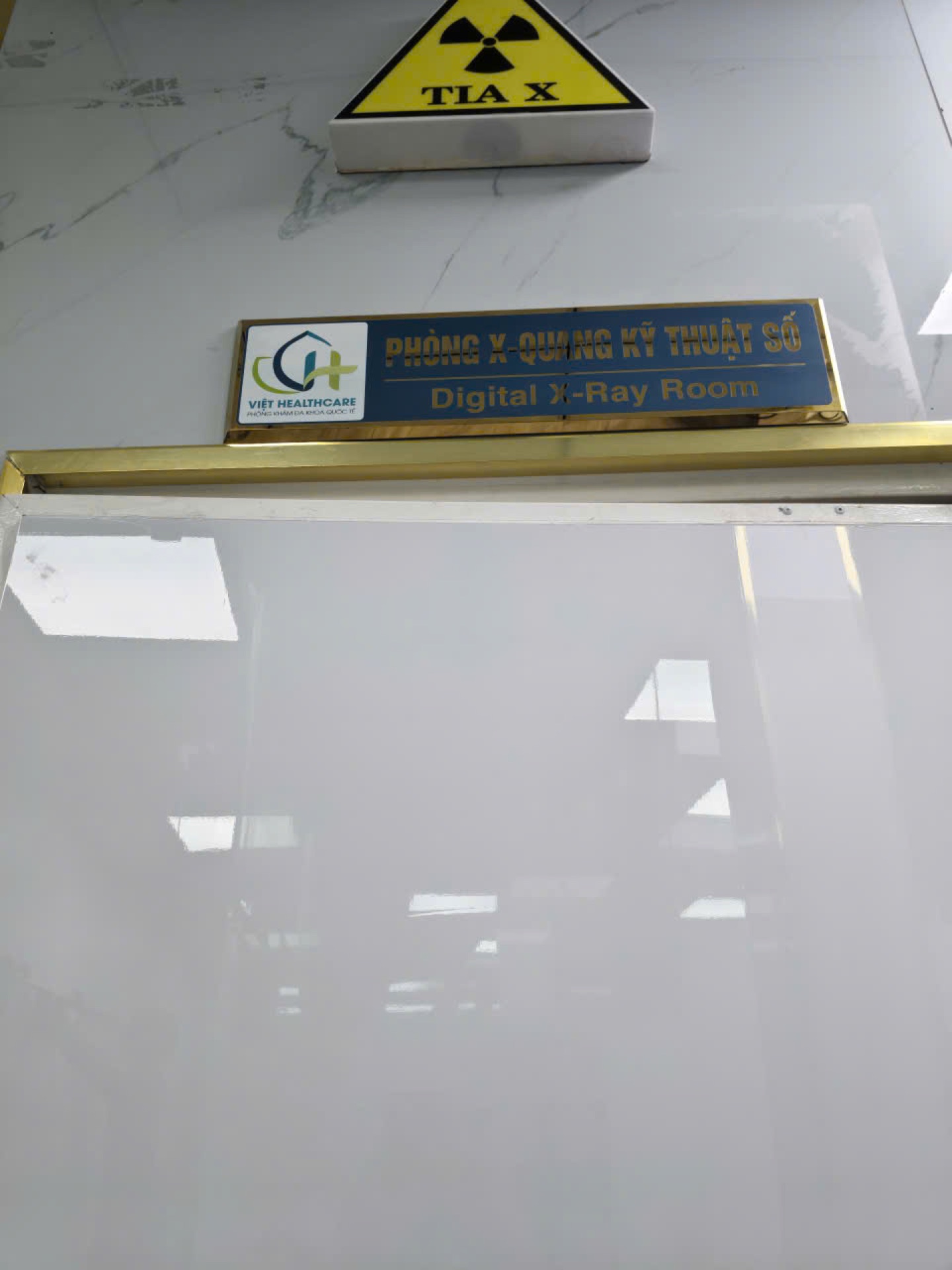 Việt Healthcare – Bộ bảng hiệu & decal