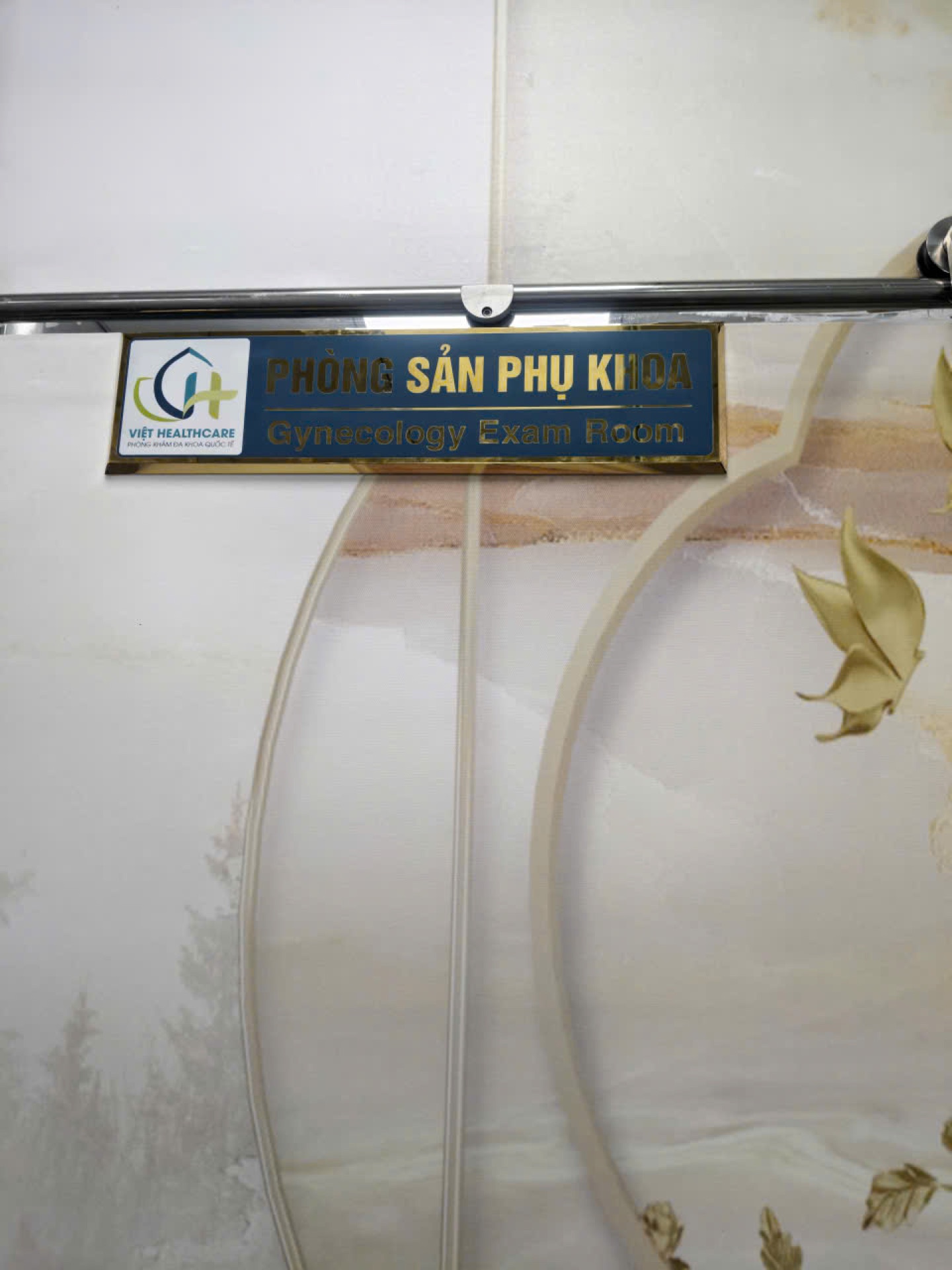 Việt Healthcare – Bộ bảng hiệu & decal