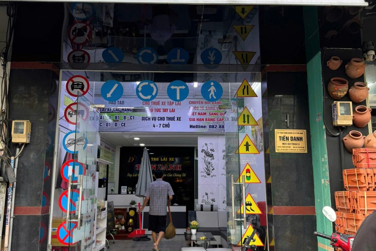 Bảng hiệu trung tâm đào tạo lái xe Tiến Danh
