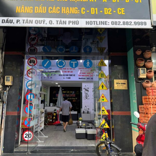 Tiến Danh – Bảng hiệu trung tâm dạy lái xe