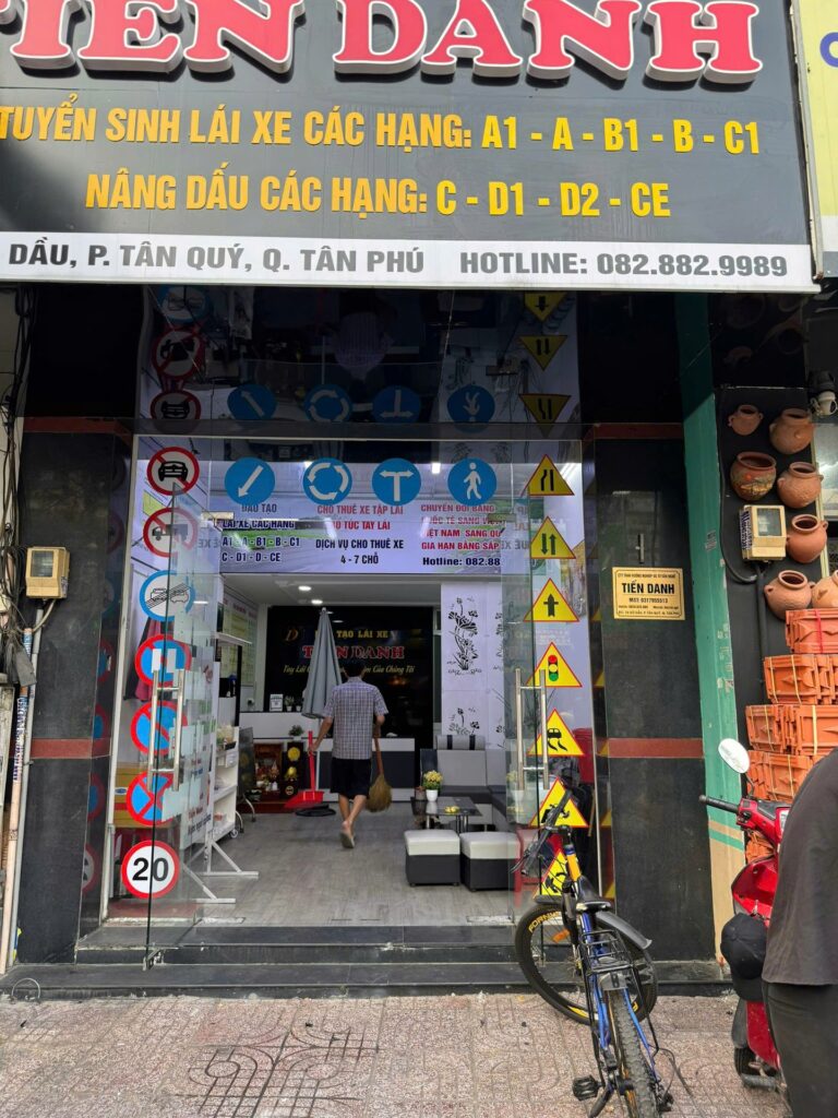 Tiến Danh – Bảng hiệu trung tâm dạy lái xe
