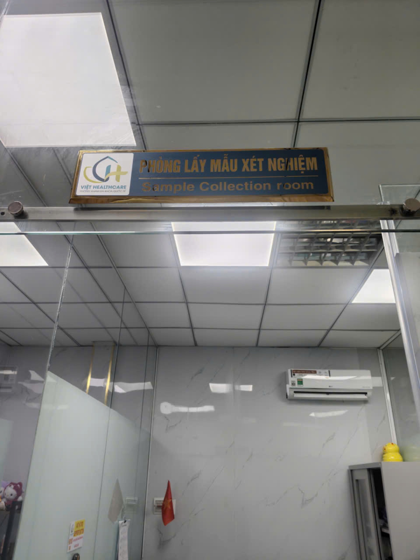 Việt Healthcare – Bộ bảng hiệu & decal