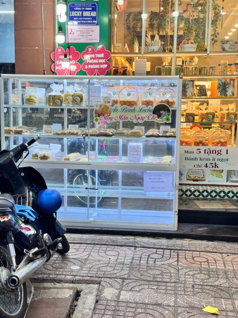Ăn Bánh Lucky – Decal quầy trưng bày