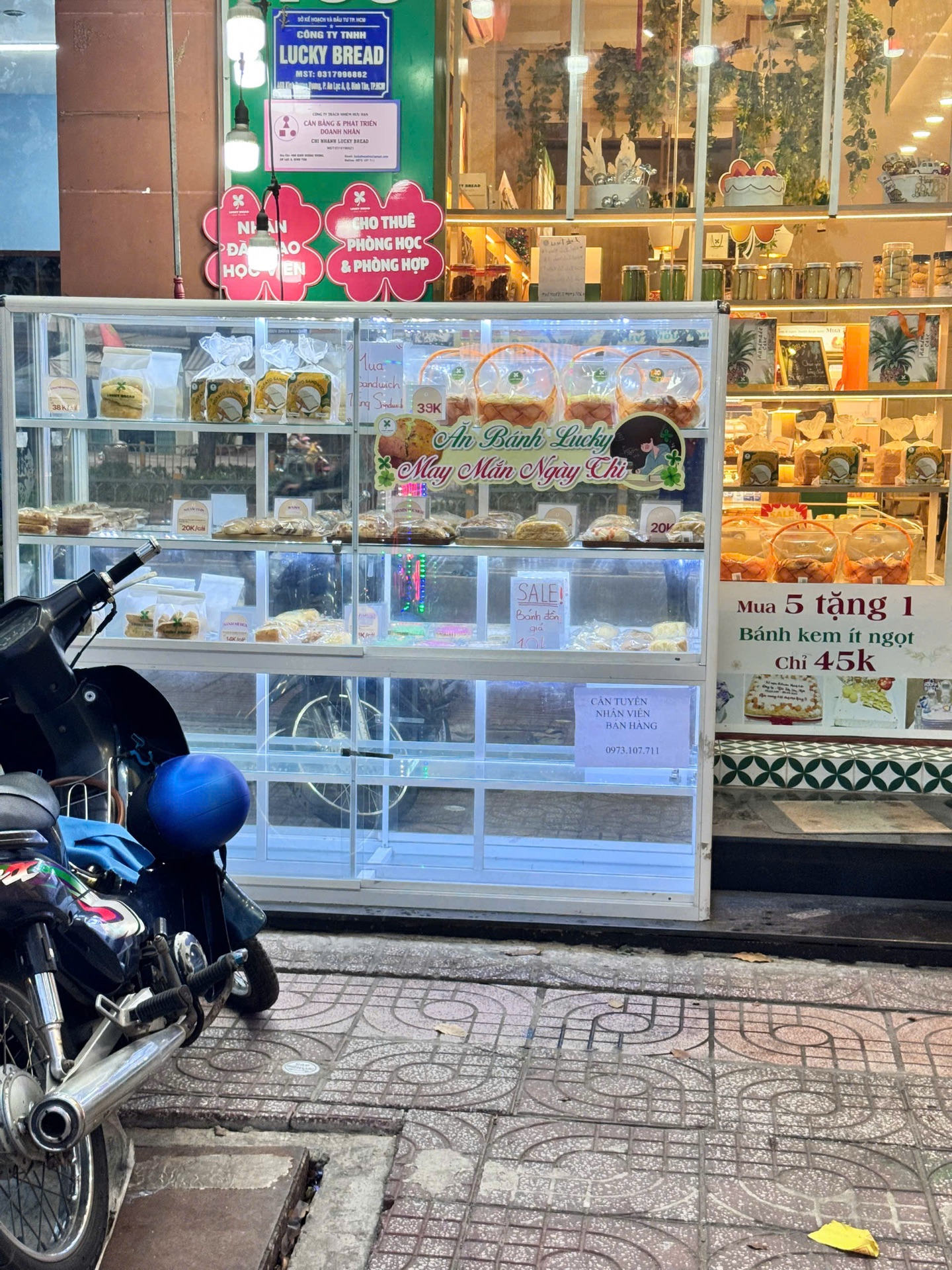 Ăn Bánh Lucky – decal quầy trưng bày