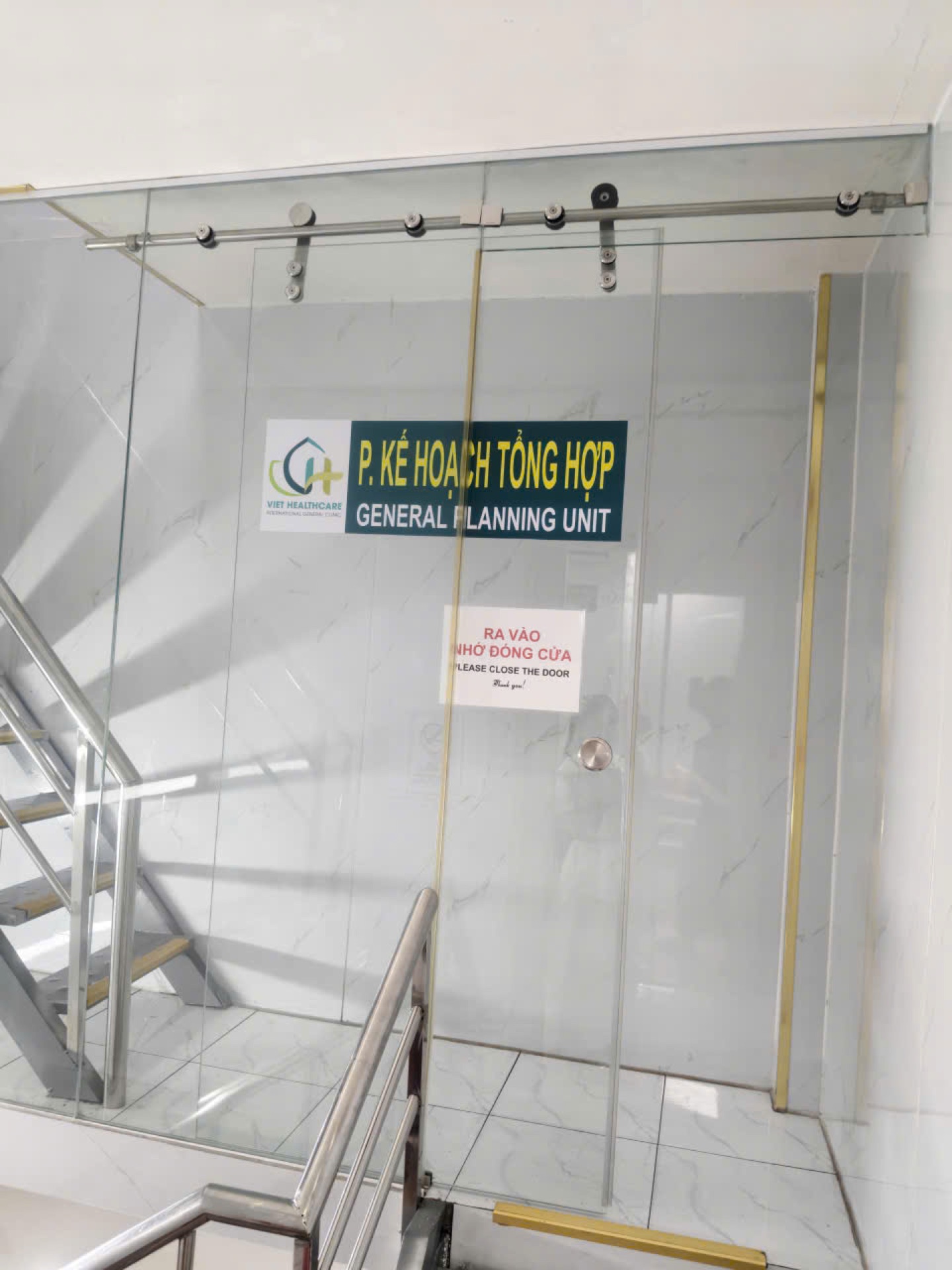 Việt Healthcare – Bộ bảng hiệu & decal
