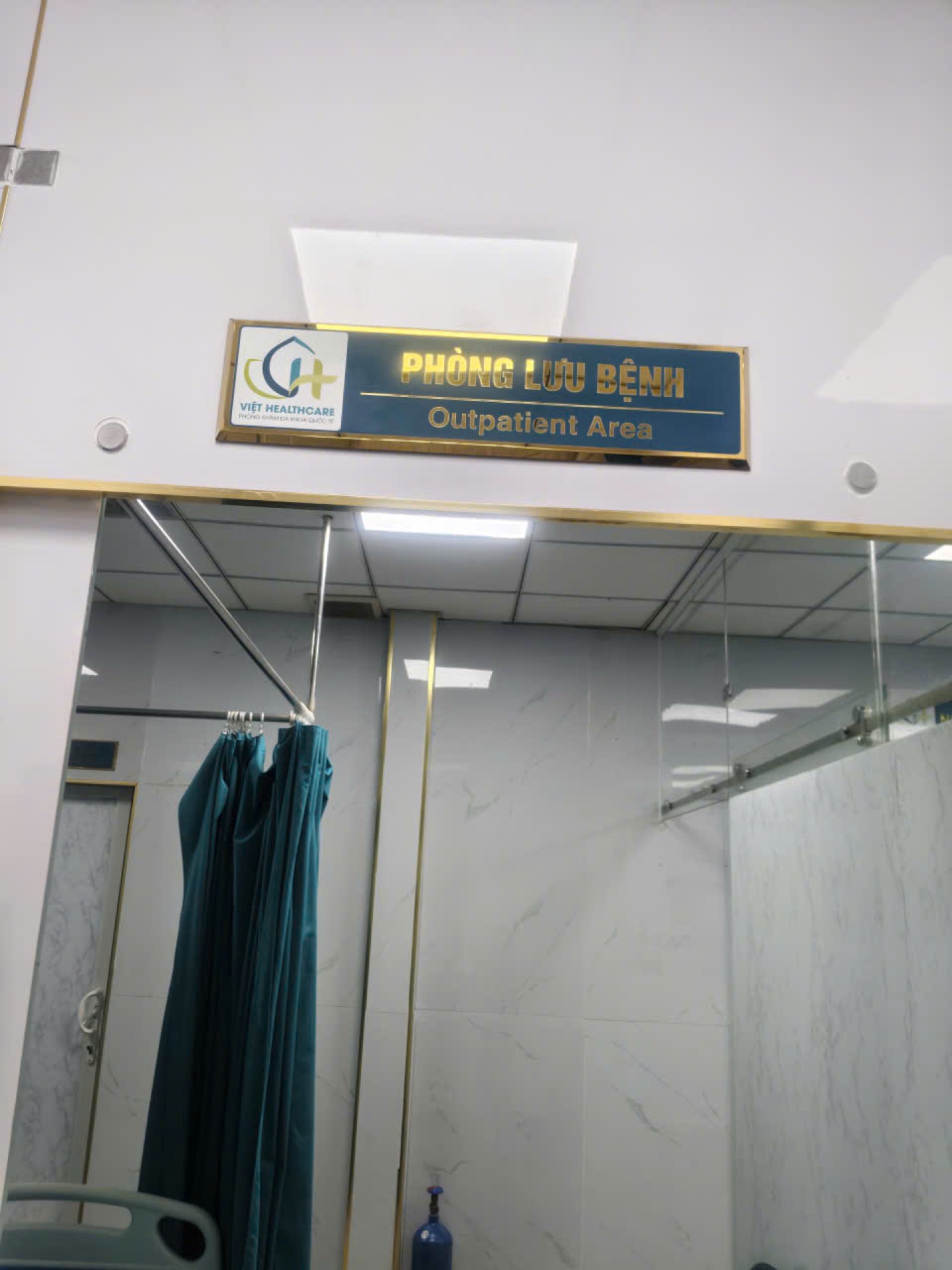 Việt Healthcare – Bộ bảng hiệu & decal