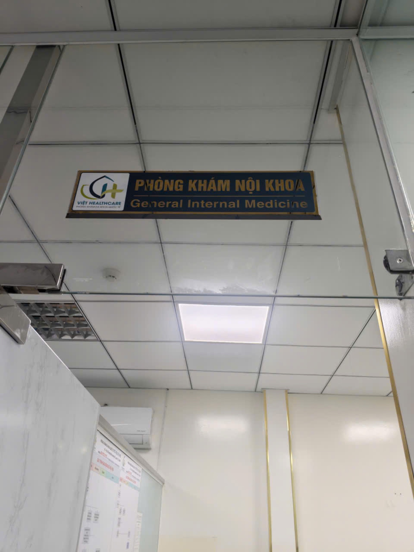 Việt Healthcare – Bộ bảng hiệu & decal