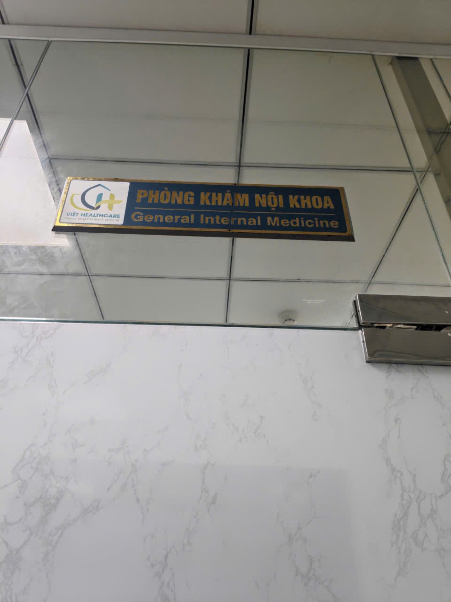 Việt Healthcare – Bộ bảng hiệu & decal