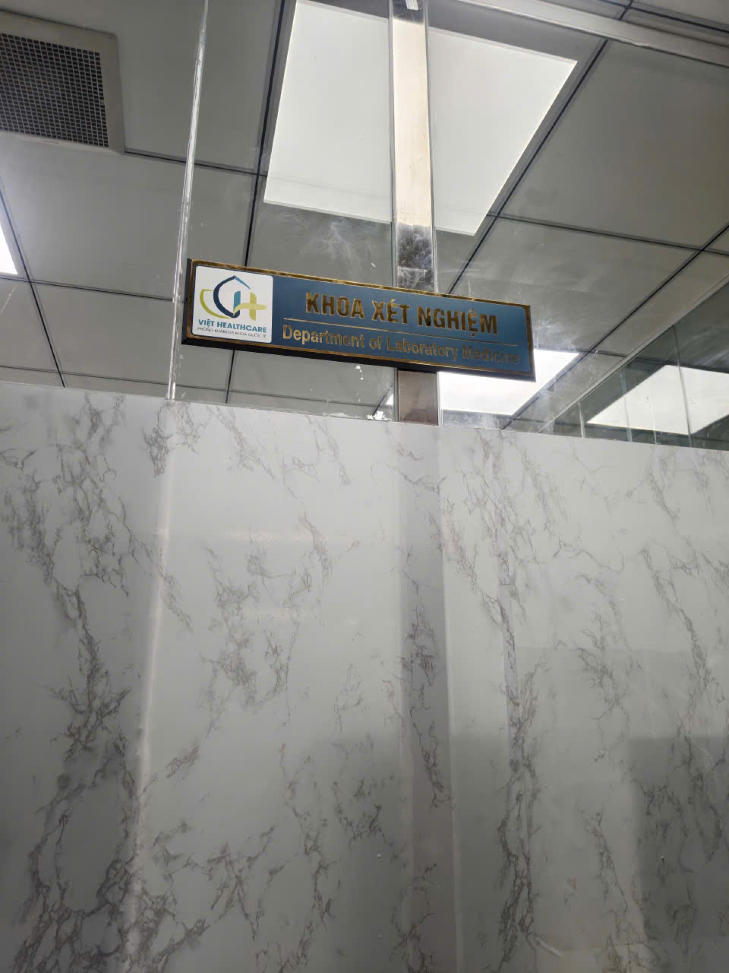 Việt Healthcare – Bộ bảng hiệu & decal