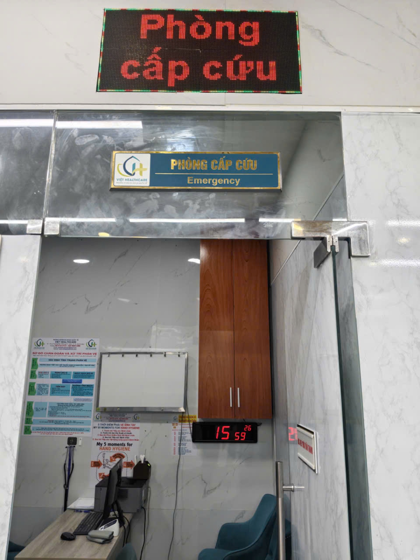 Việt Healthcare – Bộ bảng hiệu & decal