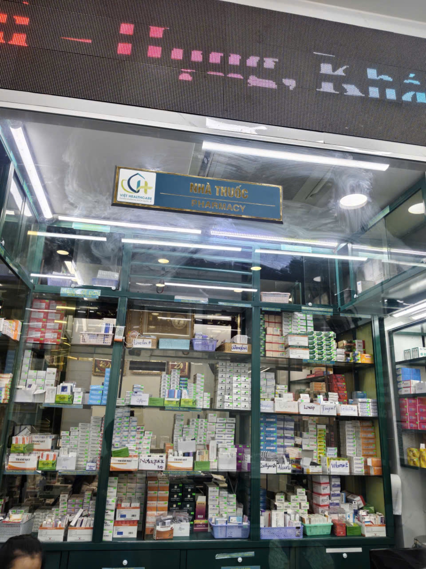 Việt Healthcare – Bộ bảng hiệu & decal