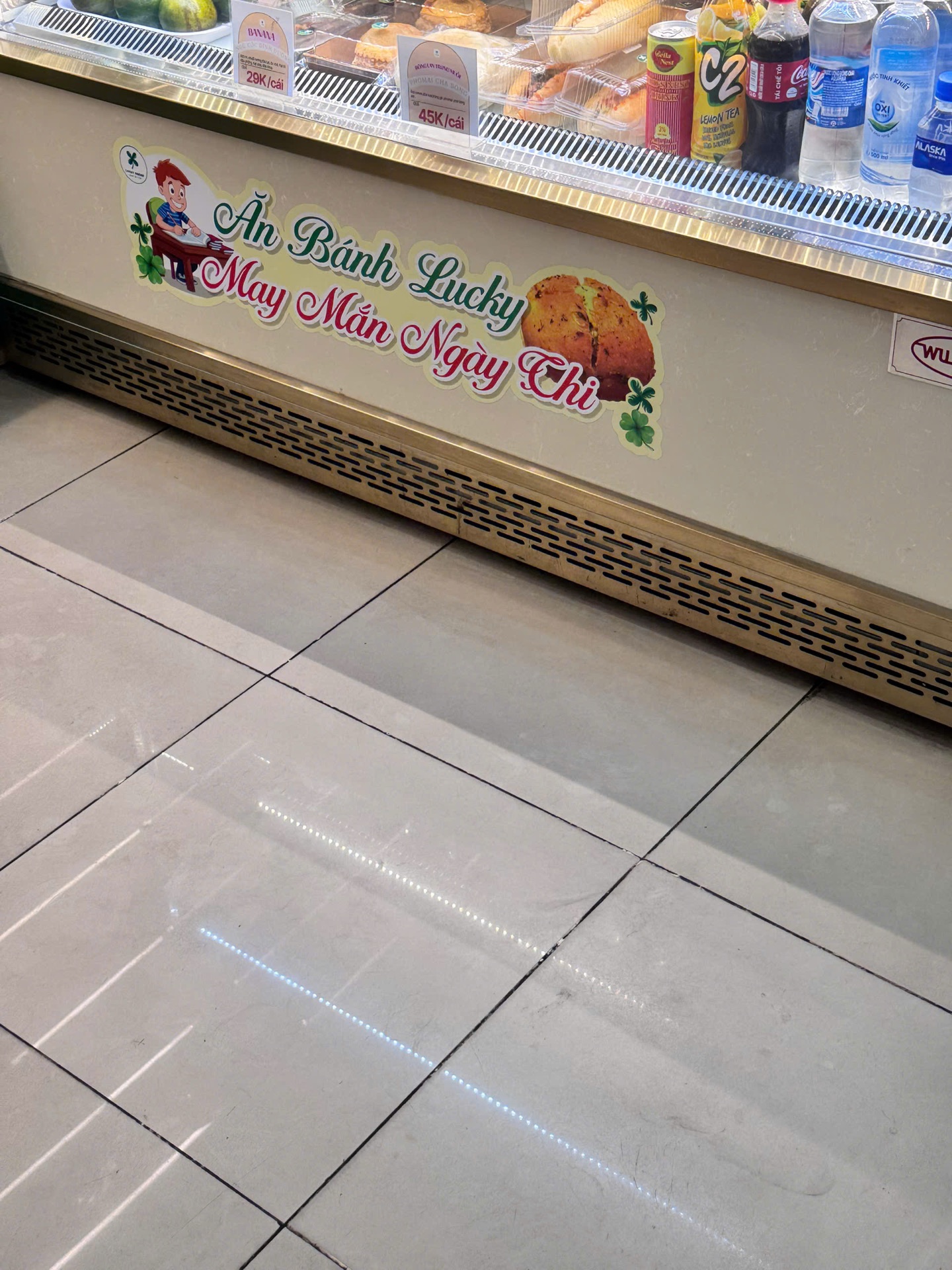 Ăn Bánh Lucky – decal quầy trưng bày
