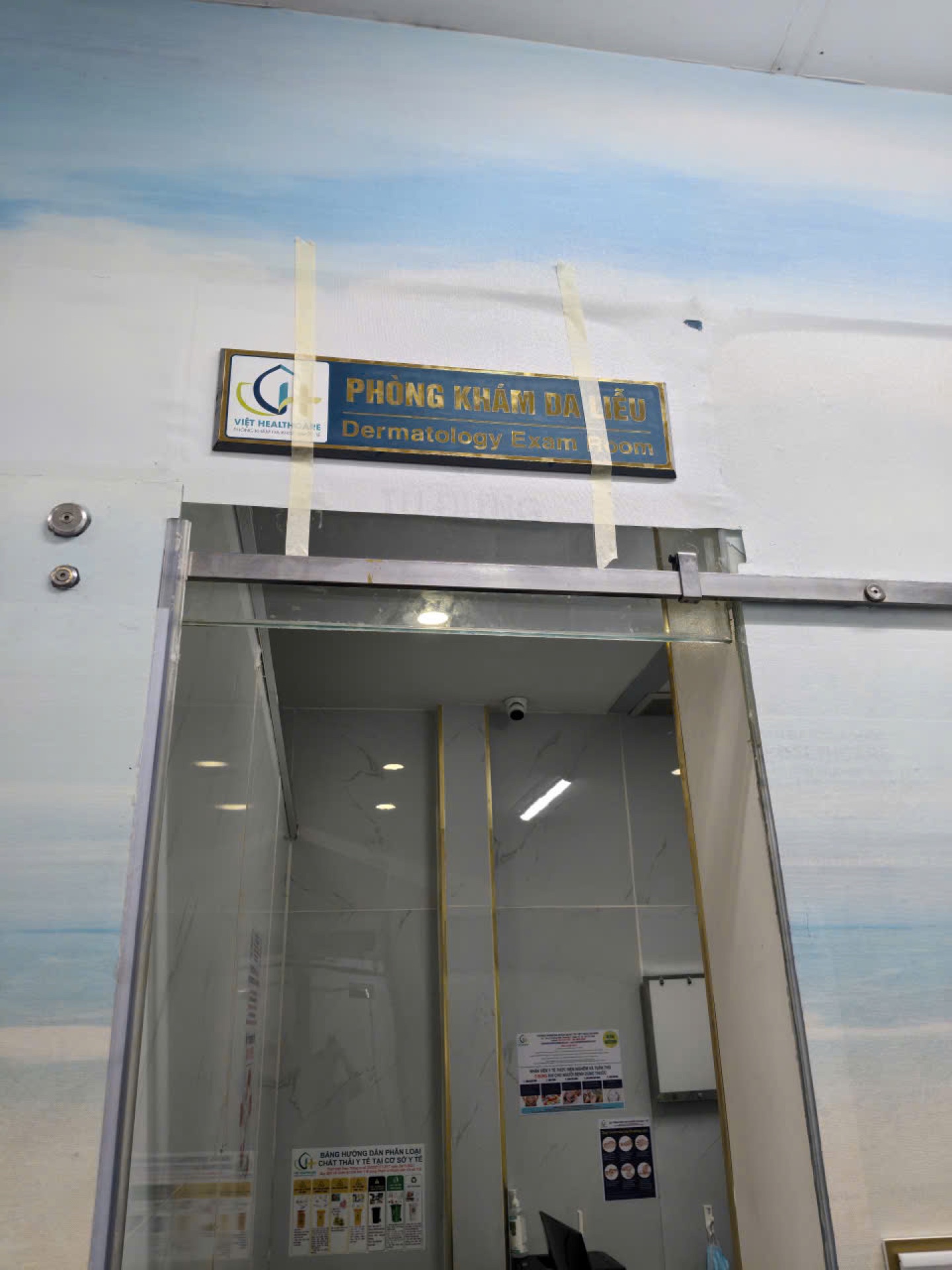 Việt Healthcare – Bộ bảng hiệu & decal