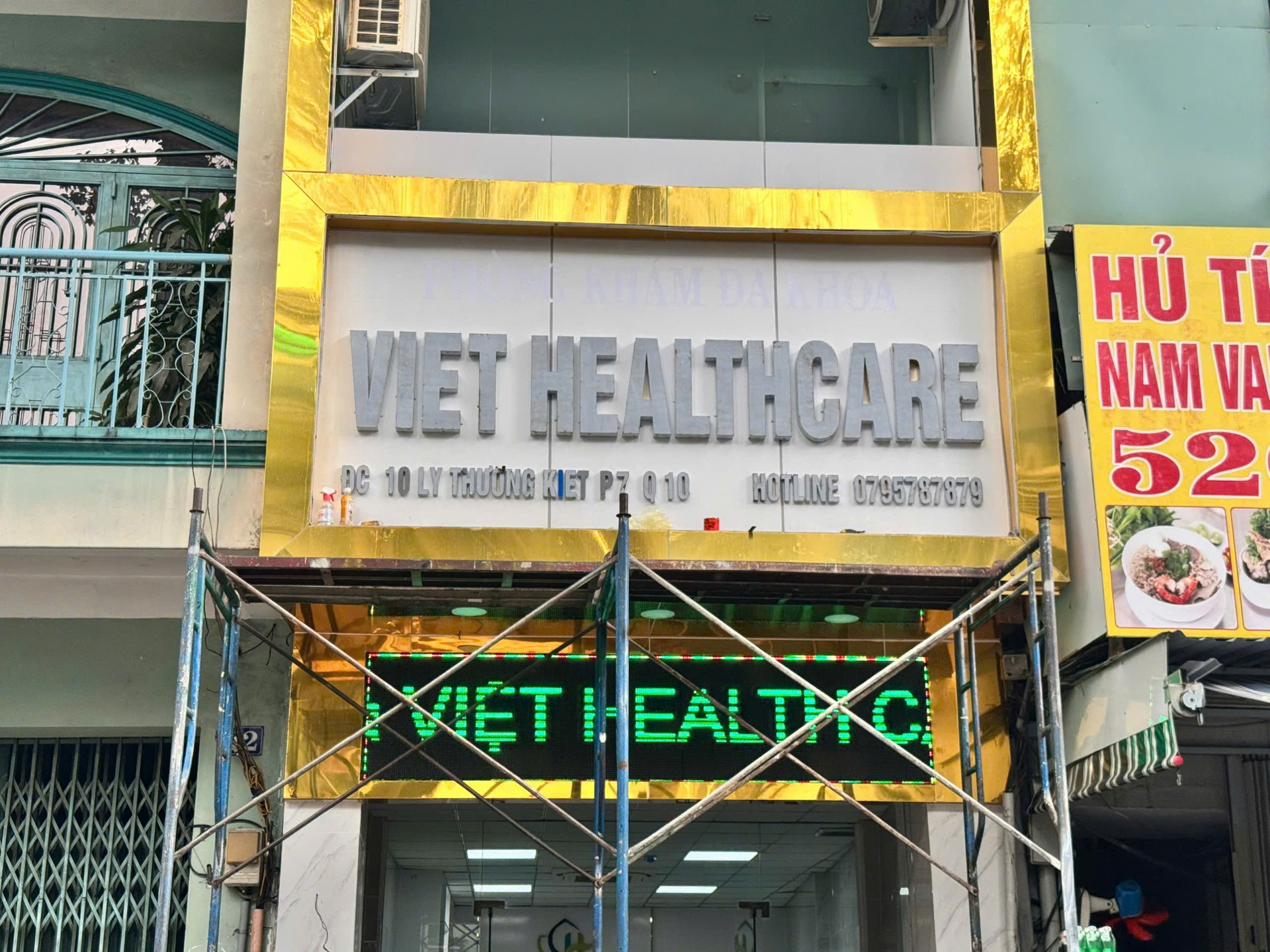 Việt Healthcare – Bộ bảng hiệu & decal