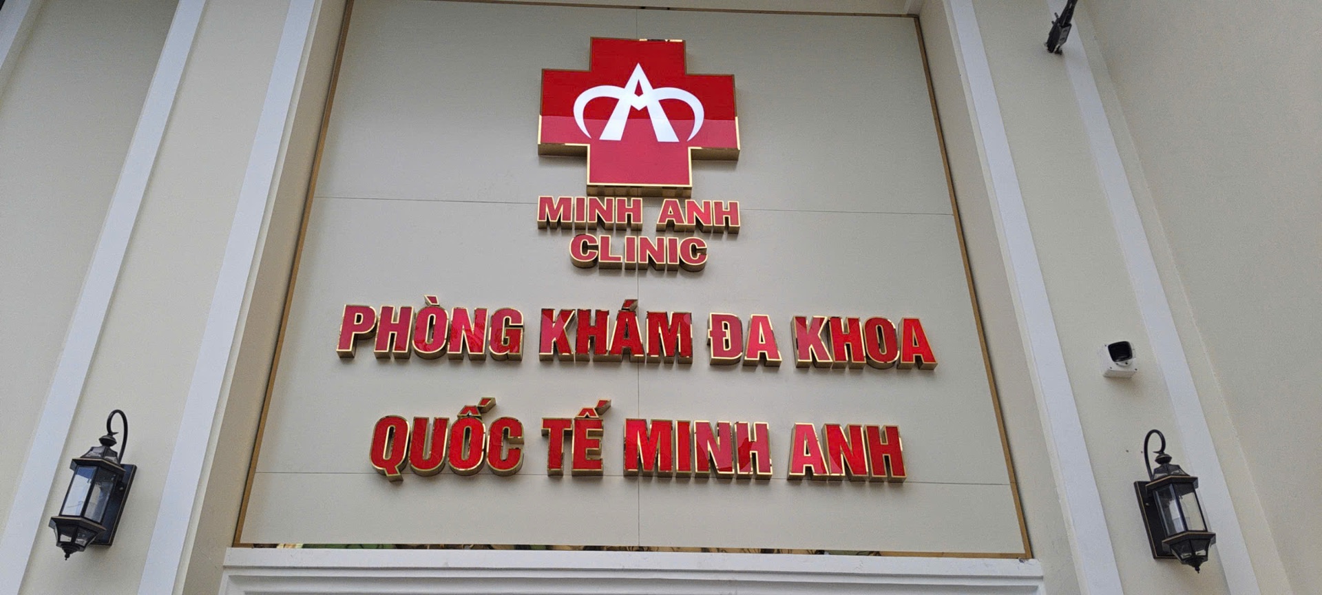 Minh Anh Clinic – logo và chữ nổi Mica