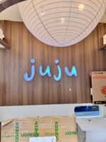 JUJU – bộ bảng hiệu và hộp đèn Mica