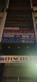 Phong Phú – bảng hiệu Mica và decal logo