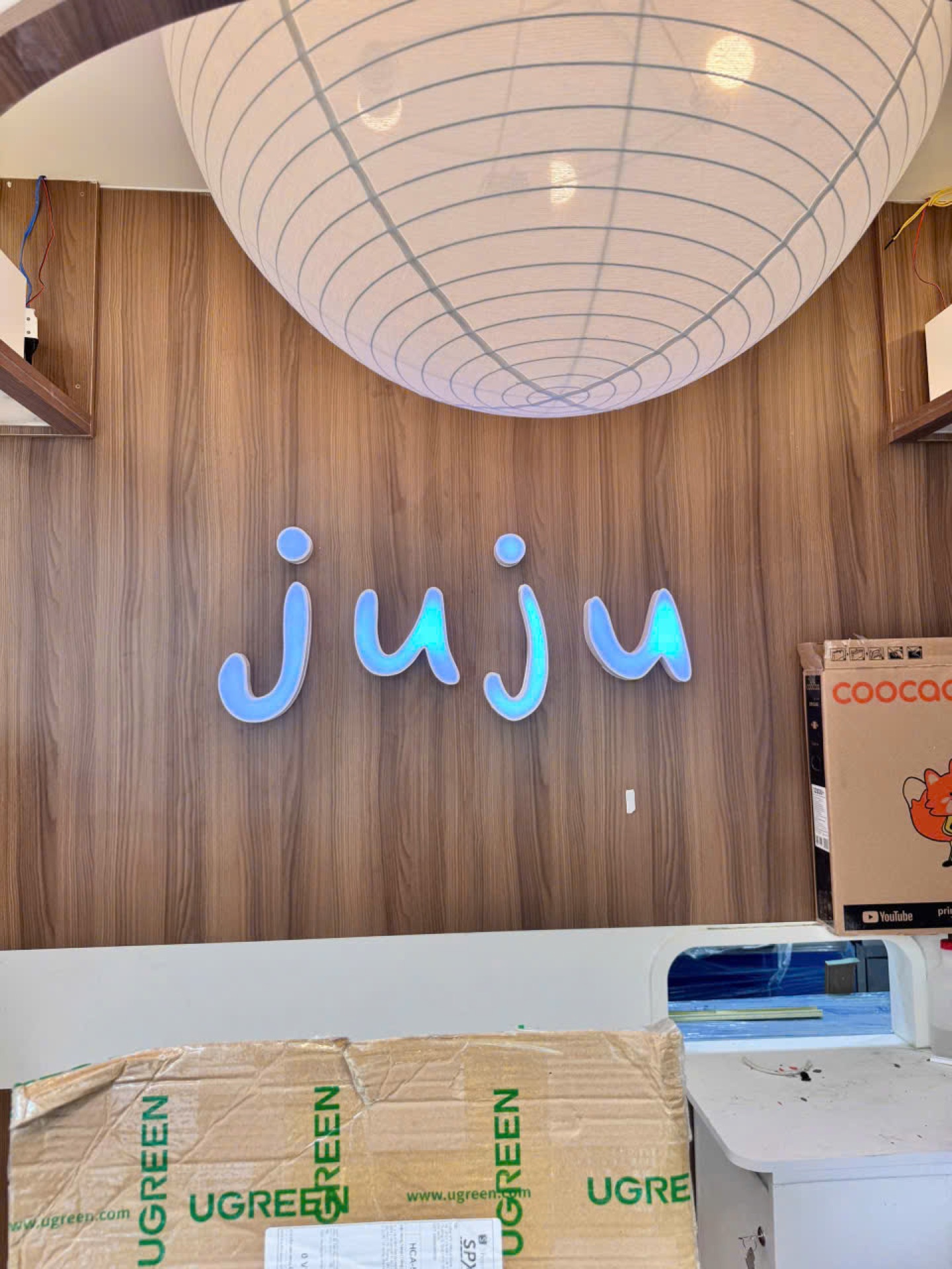JUJU – bộ bảng hiệu và hộp đèn Mica