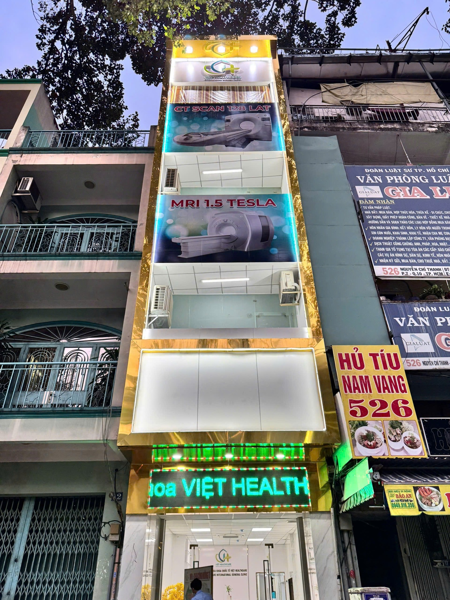 Việt Healthcare – Bộ bảng hiệu & decal