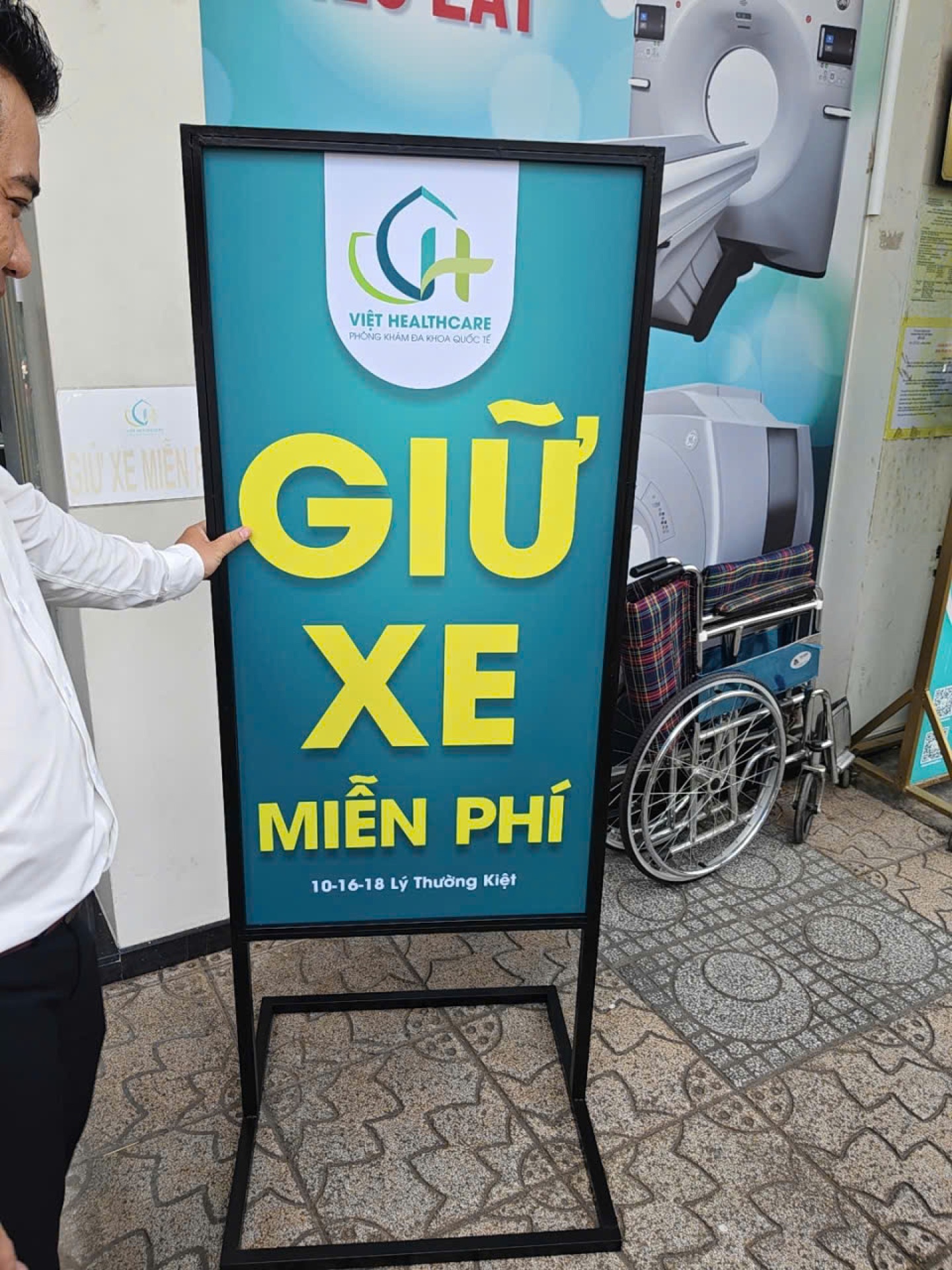 Việt Healthcare – Bộ bảng hiệu & decal