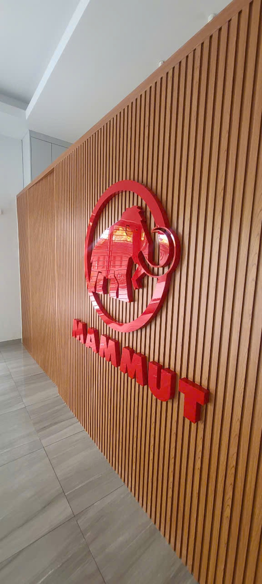 Mamut – logo chữ nổi