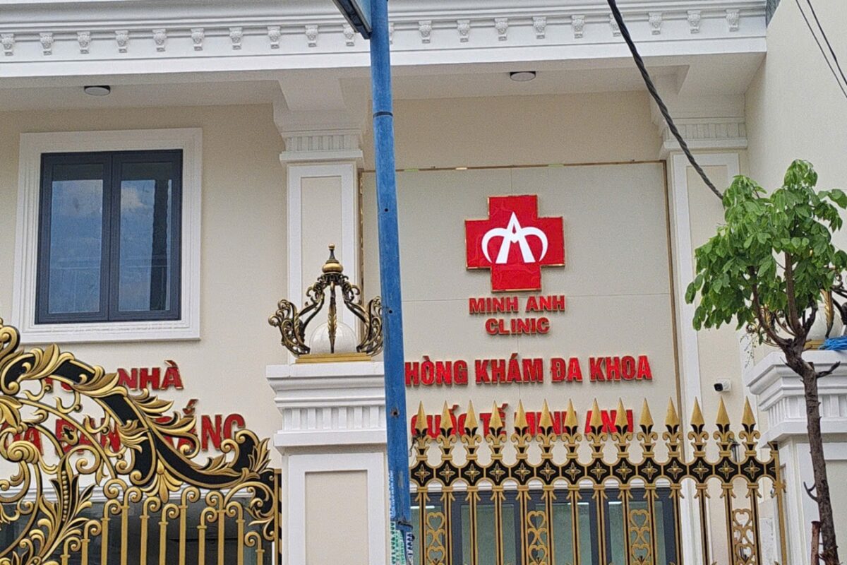 Bộ bảng hiệu phòng khám trên mặt tiền