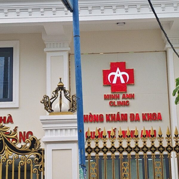 Minh Anh Clinic – logo và chữ nổi Mica