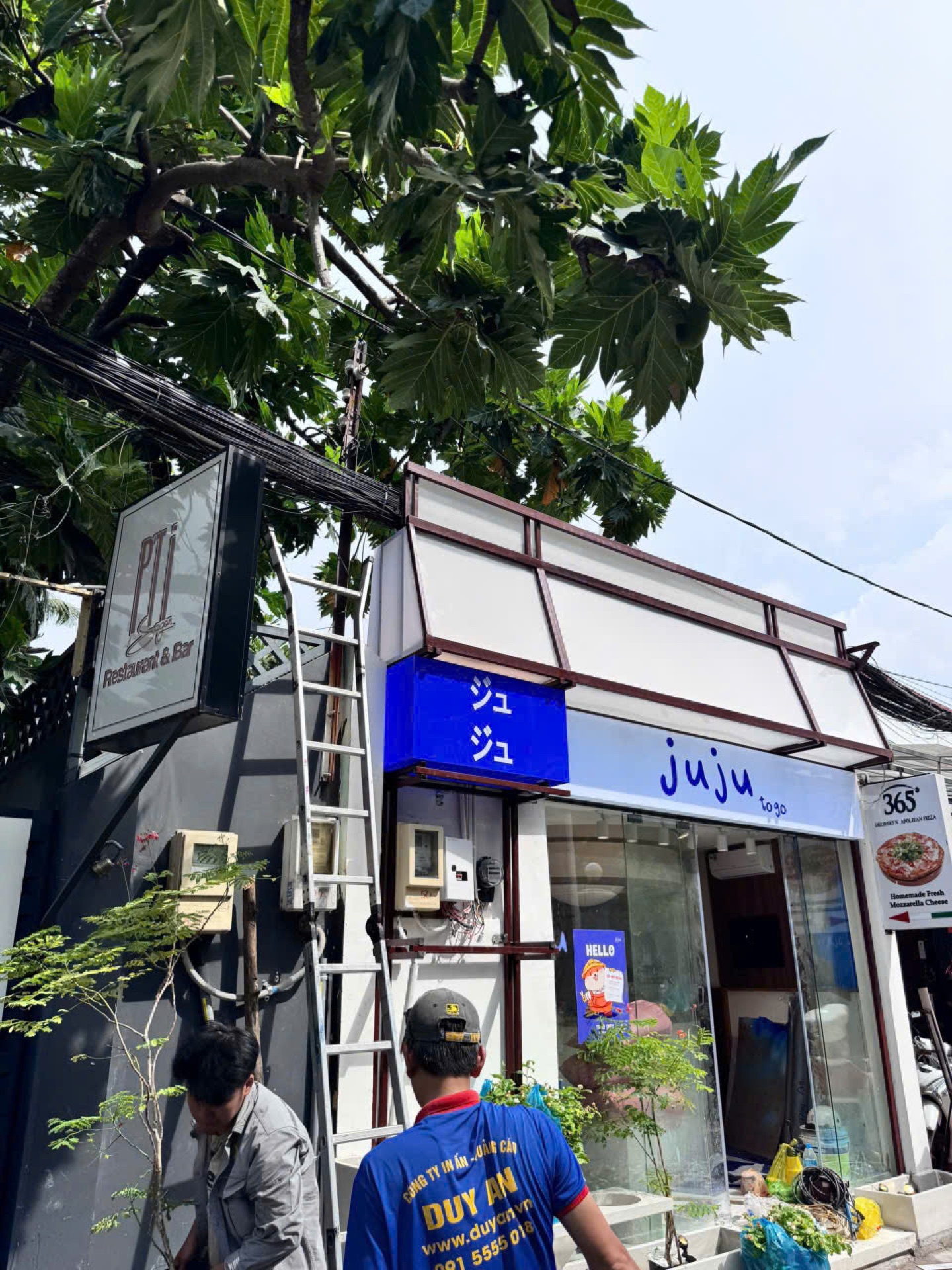 JUJU – bộ bảng hiệu và hộp đèn Mica