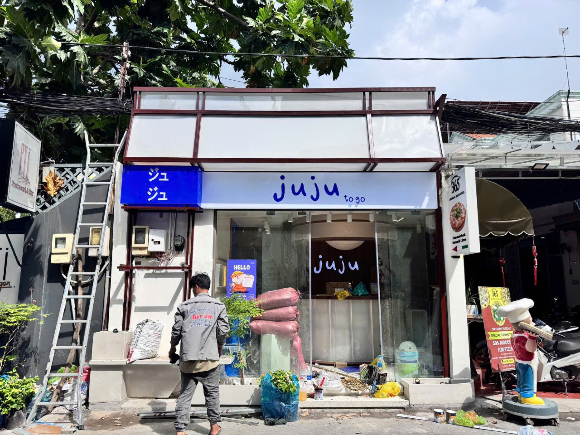 JUJU – bộ bảng hiệu và hộp đèn Mica