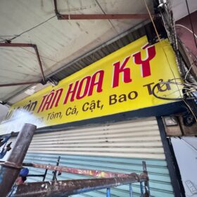 Mỳ Sườn Tân Hoa Ký – bảng hiệu và decal