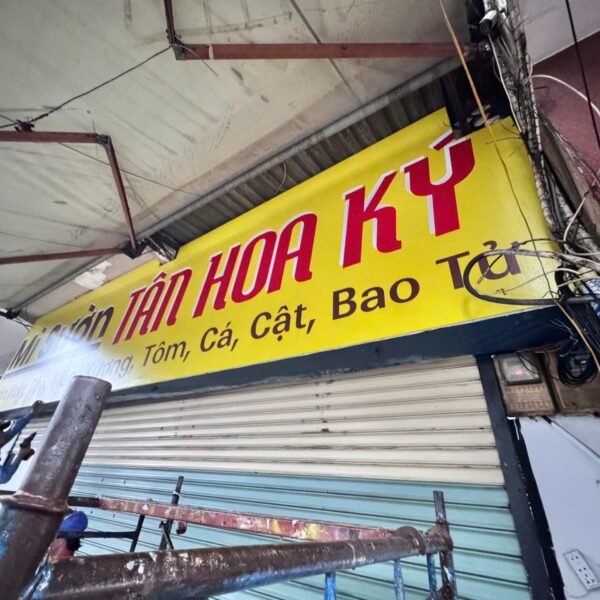 Mỳ Sườn Tân Hoa Ký – bảng hiệu và decal