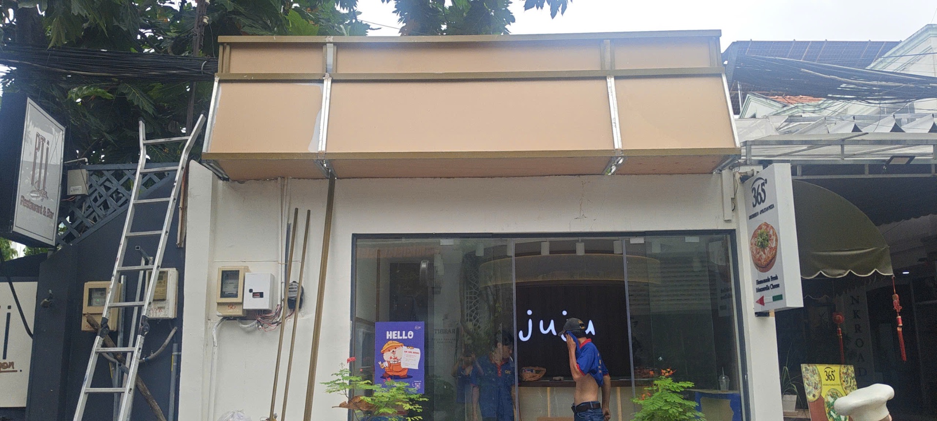 JUJU – bộ bảng hiệu và hộp đèn Mica