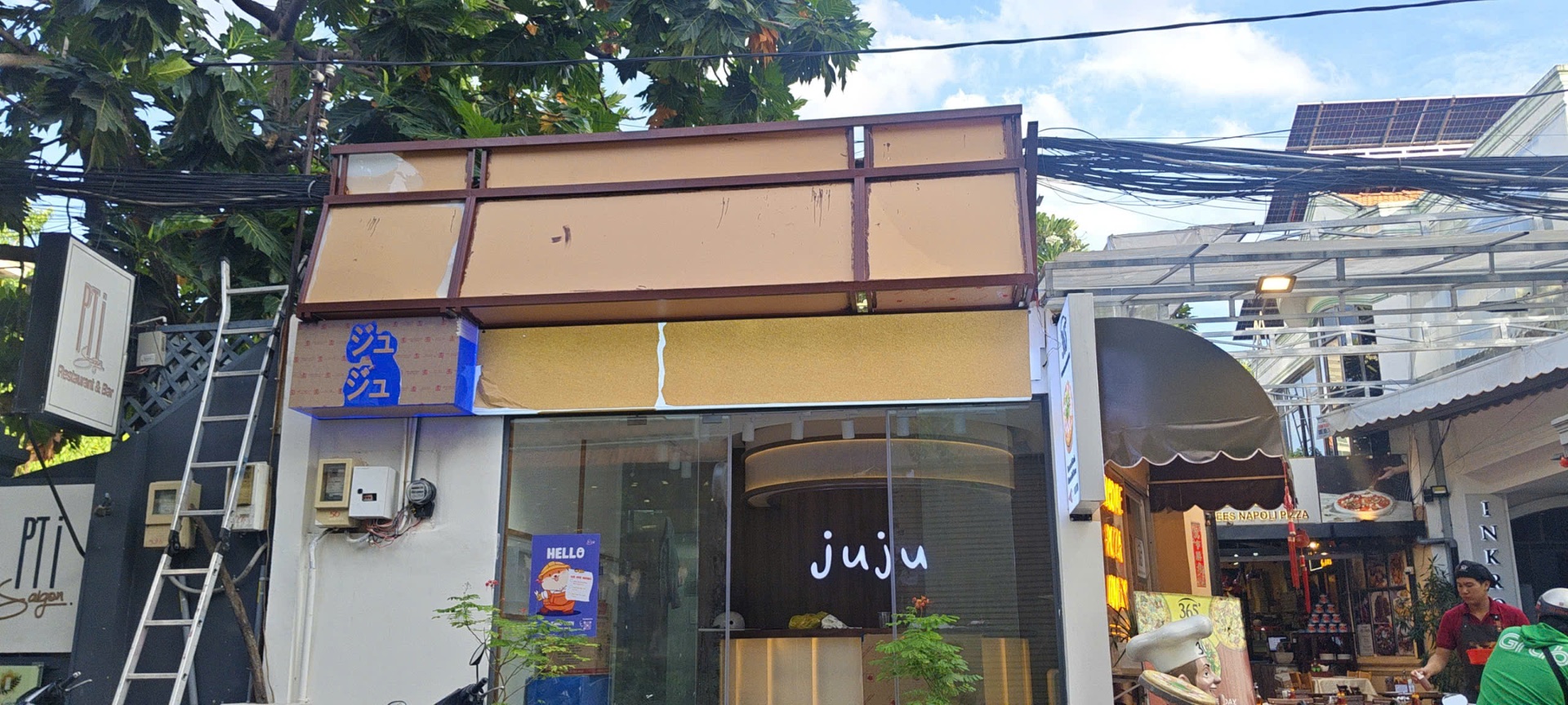 JUJU – bộ bảng hiệu và hộp đèn Mica