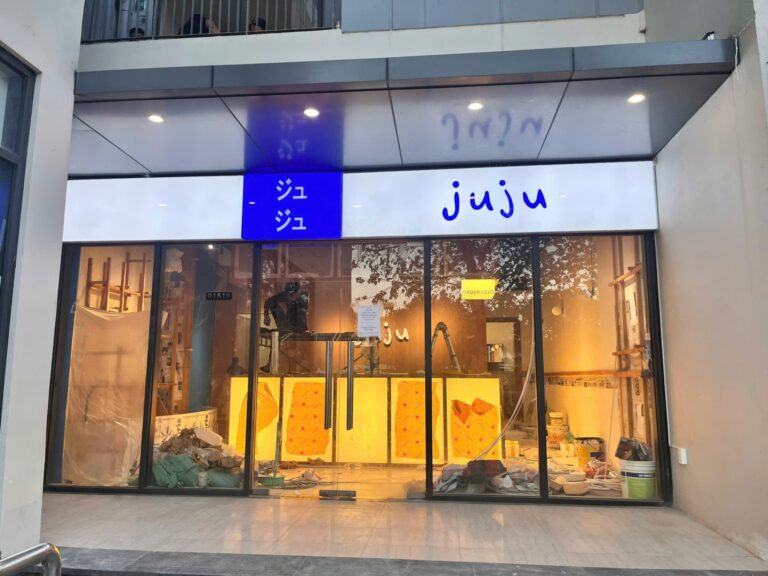 JUJU – Bộ bảng hiệu & hộp đèn Mica