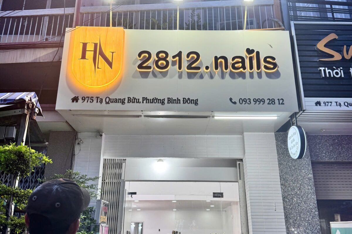 Bảng hiệu 2812 Nails với chữ nổi và ánh sáng