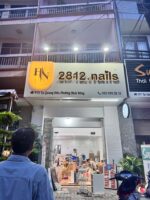 Bảng hiệu 2812 Nails hoàn thiện tại mặt tiền cửa hàng